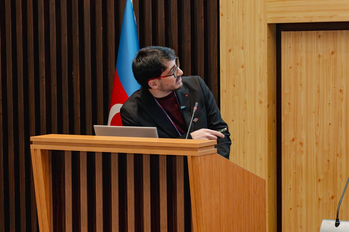 Ekber Ibrahimov&nbsp; "Usaqliq boynu xercenginin mualicesi" movzusunda cixis edib